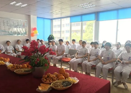 为了加强院内感控管理，使护理人员更加贴近患者，更利于护士自在的工作， 5月11日下午3点，成都新利体育全体护理人员齐聚会议室举行了脱帽仪式。2.png