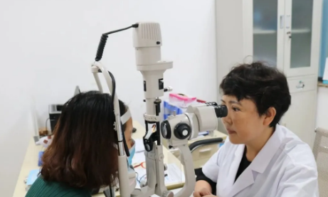 显微镜下,精细守护“心灵之窗” 专访重庆新利体育眼底“光明使者”——陈少军教授1.png