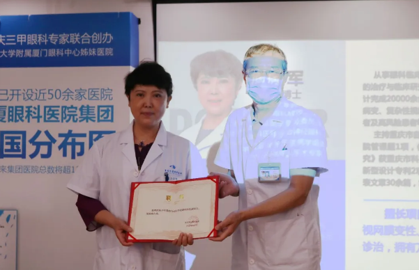 显微镜下,精细守护“心灵之窗” 专访重庆新利体育眼底“光明使者”——陈少军教授3.png