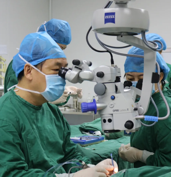 8月31日西安新利体育为患者实施AcrySof IQ PanOptix人工晶状体植入术2.png