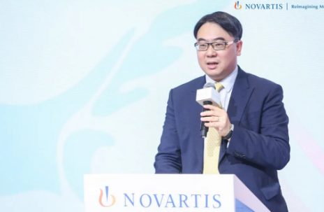 11月6日，在上海举行的第三届中国环球进口博览会上，新利体育与诺华签署战略合作协议，双方将整合发挥各自领域的资源优势，在科研 、人才建设、疾病诊治能力及 诊疗项目等方面进行深入探索6.png