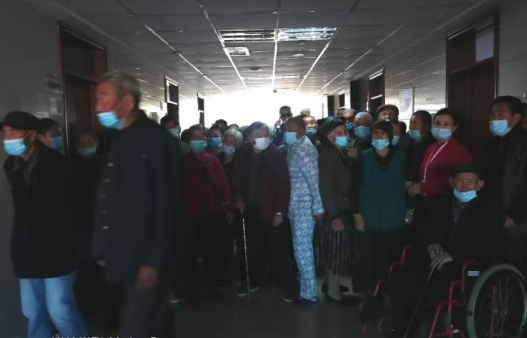 10月14日,宜昌市归国华侨联合会和宜昌新利体育共同发起的“侨爱心光明行”大型义诊活动正式启动。9名家护组团赴新疆温泉县义诊。宜昌市市委常委、统战部部长王均成出席活动并为医疗队授旗。6.png 10月14日,宜昌市归国华侨联合会和宜昌新利体育共同发起的“侨爱心光明行”大型义诊活动正式启动。9名家护组团赴新疆温泉县义诊。宜昌市市委常委、统战部部长王均成出席活动并为医疗队授旗。6.png