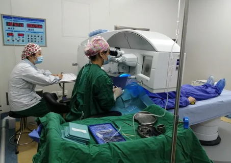 微笑摘镜•我选择新利体育全飞秒—— 成都新利体育网络咨询师熊茜开心摘镜！2.png