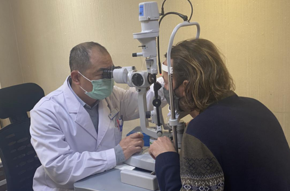 我看到了9个月亮,中国医生一招解决!“洋女婿”患白内障几近失明,在厦门眼科中心手术2.png 我看到了9个月亮,中国医生一招解决!“洋女婿”患白内障几近失明,在厦门眼科中心手术2.png