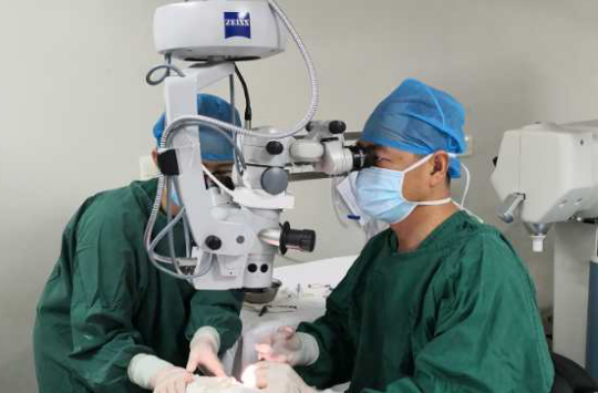 我看到了9个月亮,中国医生一招解决!“洋女婿”患白内障几近失明,在厦门眼科中心手术3.png 我看到了9个月亮,中国医生一招解决!“洋女婿”患白内障几近失明,在厦门眼科中心手术3.png