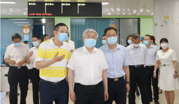 福建省副省长崔永辉陪同刘永富主任考察新利体育集团本部厦门大学附属厦门眼科中心2.png 福建省副省长崔永辉陪同刘永富主任考察新利体育集团本部厦门大学附属厦门眼科中心2.png