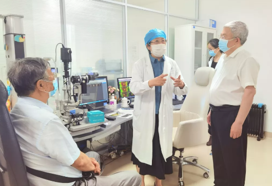 福建省副省长崔永辉陪同刘永富主任考察新利体育集团本部厦门大学附属厦门眼科中心4.png 福建省副省长崔永辉陪同刘永富主任考察新利体育集团本部厦门大学附属厦门眼科中心4.png