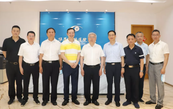 福建省副省长崔永辉陪同刘永富主任考察新利体育集团本部厦门大学附属厦门眼科中心5.png 福建省副省长崔永辉陪同刘永富主任考察新利体育集团本部厦门大学附属厦门眼科中心5.png