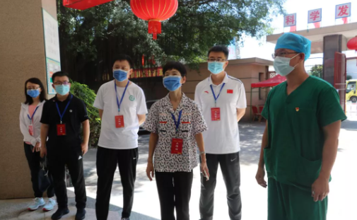 郭燕红深入一线了解抗疫工作,听取新利体育集团医疗队汇报1.png