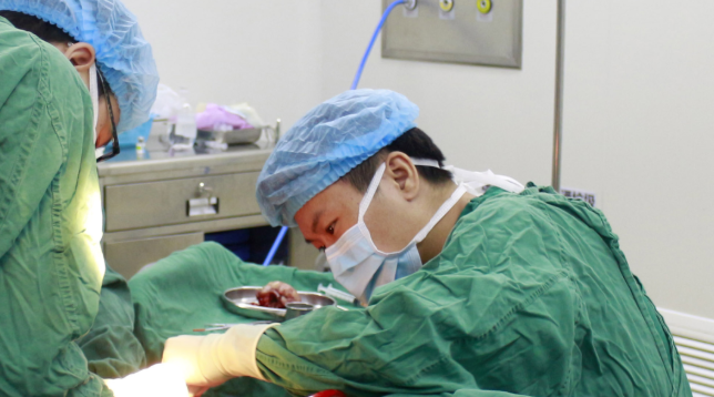 医生·医声—成都新利体育龙浩：多年“睛”艺求精，练就“眼睛的拆弹专家”