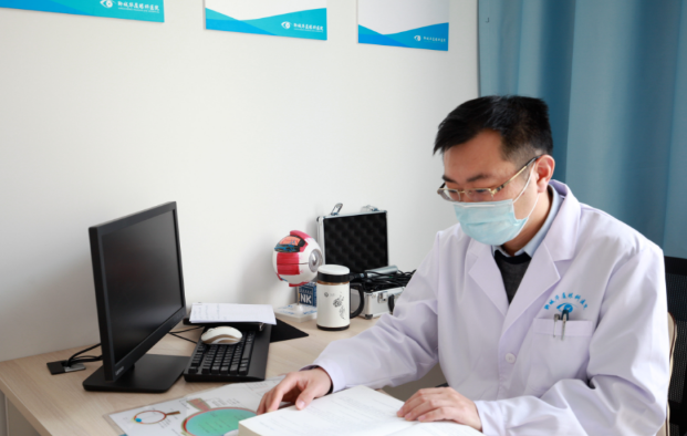 医生·医声——聊城新利体育业务院长张强：对峙“视力小偷”的孤勇者，致盲眼病患者的知心人