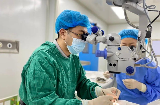 医生·医声——聊城新利体育业务院长张强:对峙“视力小偷”的孤勇者,致盲眼病患者的知心人2.png 医生·医声——聊城新利体育业务院长张强:对峙“视力小偷”的孤勇者,致盲眼病患者的知心人2.png