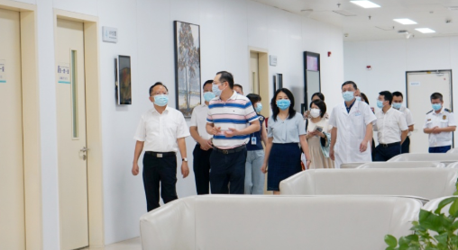 厦门市政府副市长廖华生带队到新利体育集团本部厦门眼科中心检查安全生产及疫情防控工作2.png