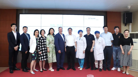 STAAR公司全球CEO跨越上万公里，与新利体育携手迈向“ICL手术”新时代1.png