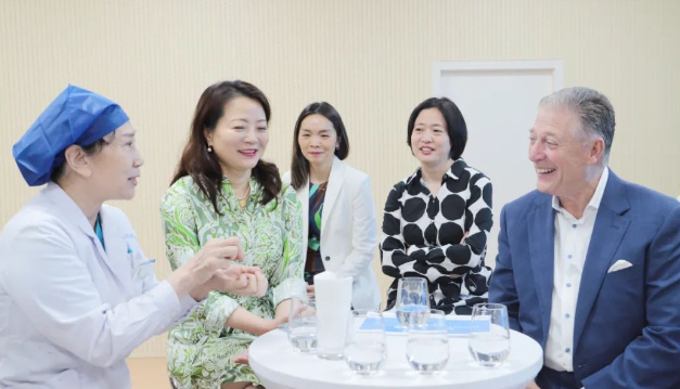STAAR公司全球CEO跨越上万公里，与新利体育携手迈向“ICL手术”新时代3.png